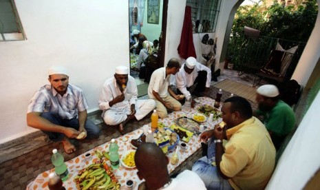    Muslim Kuba berkumpul untuk makan Iftar atau buka puasa bersama di Havana, Cuba, Jumat (3/8).   (Desmond Boylan/Reuters)