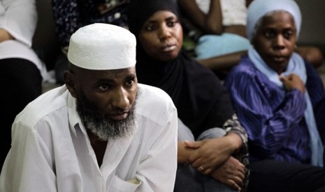  Muslim Kuba mendengarkan pembacaan ayat suci Alquran usai makan Iftar atau buka puasa bersama di Havana, Cuba, Jumat (3/8).   (Desmond Boylan/Reuters)