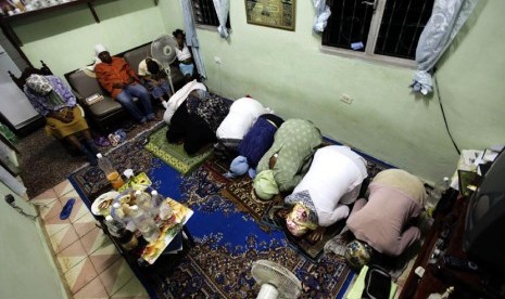   Muslim Kuba shalat Maghrib berjamaah usai makan Iftar atau buka puasa bersama di Havana, Cuba, Jumat (3/8).   (Desmond Boylan/Reuters)