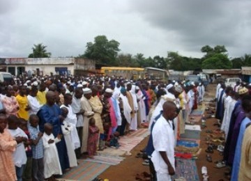 Muslim Liberia tengah melakukan shalat Idul Fitri (ilustrasi).