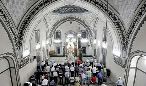 Muslim Macedonia saat melaksanakan shalat tarawih.