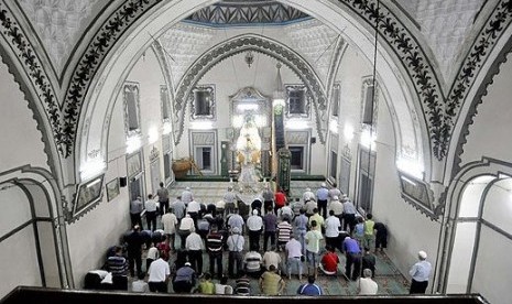 Muslim Macedonia saat melaksanakan shalat tarawih di bulan Ramadhan.