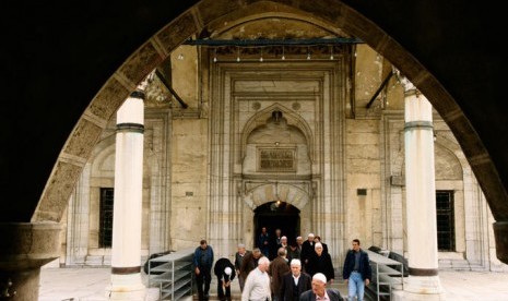 Muslim Macedonia usai shalat berjamaah..