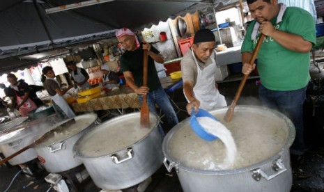 Muslim Malaysia memasak Bubur Lambuk di Kampung Baru, Kuala Lumpur, Malaysia, untuk makanan buka puasa Ramadhan. 