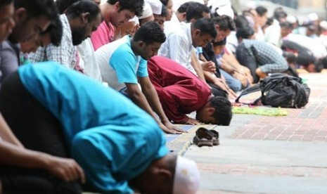 Muslim Malaysia tengah melaksanakan Shalat Jumat. 