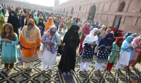 Muslim melaksanakan shalat Idul Adha di Lahore, Pakistan, Senin (12/8). 