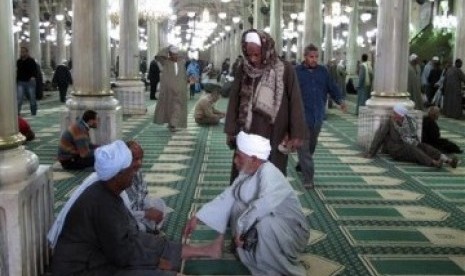 Masjid Husein Kairo akhirnya dibuka kembali setelah ditutup karena pelanggaran. Muslim Mesir di Masjid Imam Husein di kota Kairo.