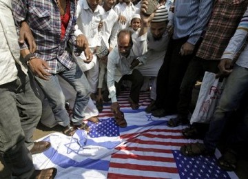 Muslim Mumbai, India, menginjak-injak bendera Amerika Serikat dan Israel dalam aksi protes di Mumbai, India, Kamis (1/12).