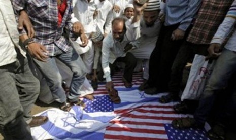 Pabrik di Iran memproduksi bendera Amerika Serikat dan Israel yang biasa digunakan dalam aksi protes. Ilustrasi,