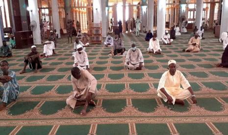 Gubernur Lagos Instruksikan Pembukaan Kembali Masjid. Foto: Muslim Nigeria melaksanakan sholat Jumat di Masjid Pusat Lagos di Nigeria, Jumat 7/8).