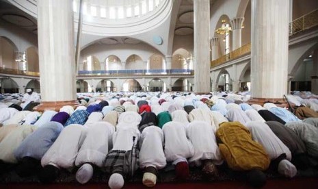 Nigeria Minta Masjid Serahkan Pedoman Kesehatan Sebelum Buka. Muslim Nigeria menjalankan ibadah sholat. Ilustrasi