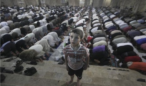 Muslim Palestina melakukan shalat Tarawih di Masjid Al Omari, Kota Gaza, Palestina. 