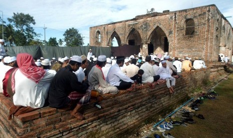 Muslim di Pattani Thailand Kembali Sholat Jumat. Foto ilustrasi: Muslim Pattani saat melaksanakan shalat Idul Fitri di sebuah masjid di Kota Pattani, Thailand Selatan.