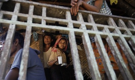 Muslim people pass the time at their house in Paik Thay, the site of recent violence between Muslim Rohingyas and Buddhist Rakhine people, November 2, 2012. Picture taken November 2.  