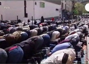 Muslim Perancis shalat Jumat di jalan