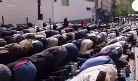 Muslim Perancis shalat Jumat di jalan