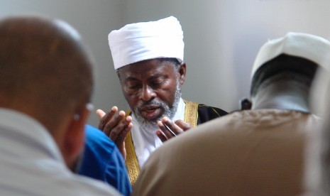 Muslim Peru saat berdoa usai saat jamaah di sebuah masjid.