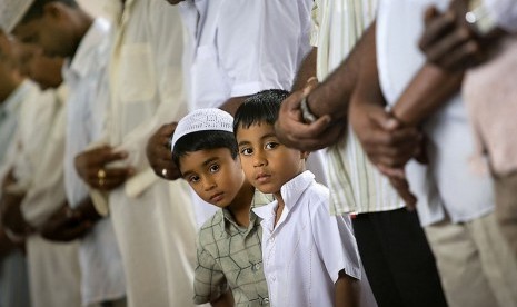 Muslim Peru saat melaksanakan saat berjamaah.