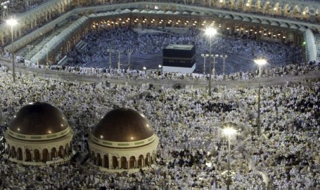 Muslim pilgrims circle the Kaaba and pray at the Grand mosque during the annual haj pilgrimage in the holy city of Mecca October 22, 2012, ahead of Eid al-Adha which marks the end of haj. On October 25, the day of Arafat, millions of Muslim pilgrims will s