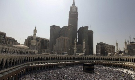 Muslim pilgrims circle the Kaaba and pray at the Grand Mosque during Tawaf al-Wadaa (Farewell Tawaf) on the last day of the annual haj pilgrimage in the holy city of Mecca October 29, 2012. Also pictured in the background is the four-faced Clock Tower.   