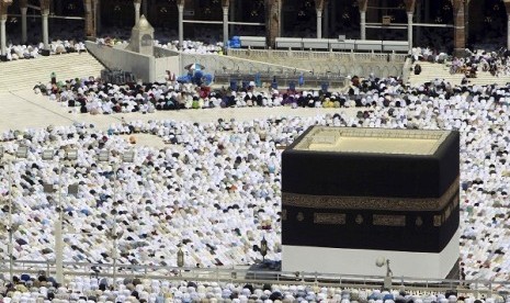 Muslim pilgrims circle the Kaaba at Friday prayers in the Grand Mosque during the annual haj pilgrimage in the holy city of Mecca October 19, 2012. The Arafat Day, when millions of Muslim pilgrims will stand in prayer on the mount of Arafat near Mecca at t