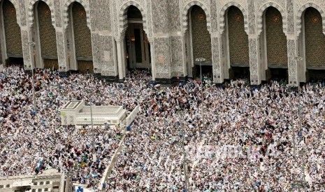 Muslim pilgrims pray during Friday prayers at the Grand mosque in Mecca September 9, 2016.