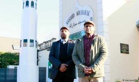 Muslim Prancis, Omar Ahamad (kiri) dan Irfan Thakar di depan Masjid Moubarak di Saint-Prix di pinggiran utara Paris, Prancis. (foto ilustrasi)