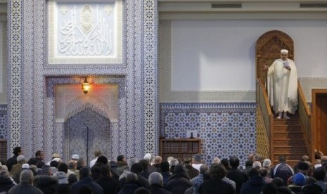 Muslim Prancis shalat Jumat di Masjid Agung Strasbourg, Jumat, France, 20 November 2015. Kekeringan Terburuk dalam 500 Tahun, Muslim Prancis Lakukan Sholat Istisqa