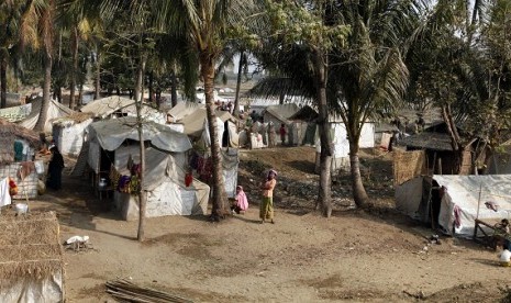 Muslim refugees stand near their tents in Awetawgyi refugee camp in Sittwe, Rakhine State, western Myanmar, on Tuesday, Jan. 8, 2013. Indonesian provides financial assistance to build three elementary schools in Rakhine. (file photo)