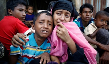  Muslim Rohingya menangis setelah ditangkap oleh Penjaga Perbatasan Bangladesh di perbatasan Cox Bazar, Bangladesh, (21/11). 