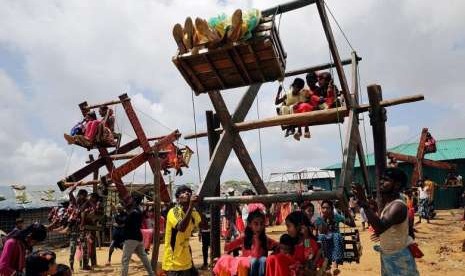 Muslim Rohingya merayakan Idul Adha di pengungsian di Kutupalong, Bangladesh, Rabu (22/8).