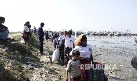 Muslim Rohingya tiba di Desa Thae Chaung, Sittwe, negara bagian Rakhine, Myanmar, Rabu (21/11).