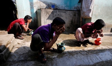 Muslim Rohingya wudhu sebelum shalat di  Kamp Pengungsi Leda di Teknaf dekat Cox Bazar, Bangladesh (Ilustrasi)