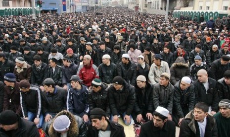 Muslim Rusia sedang menjalankan ibadah shalat Idul Fitri di lapangan