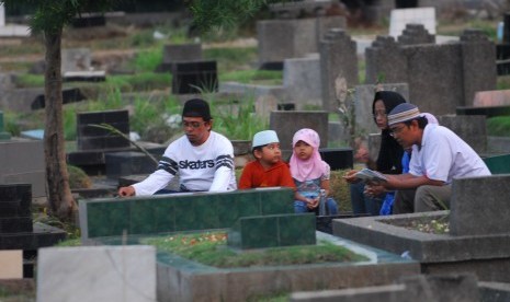 Orang mukmin yang saleh akan mendapat perlakuan istimewa di alam kubur. Muslim saat melakukan ziarah kubur (ilustrasi).