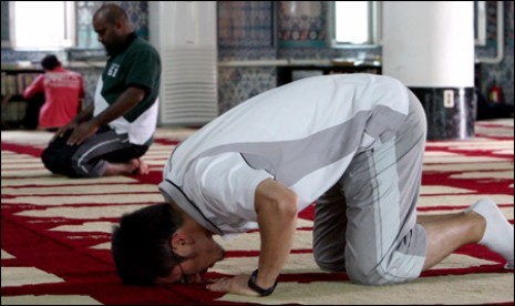 Muslim saat shalat di Masjid Sentral Seoul, di Korea Selatan.