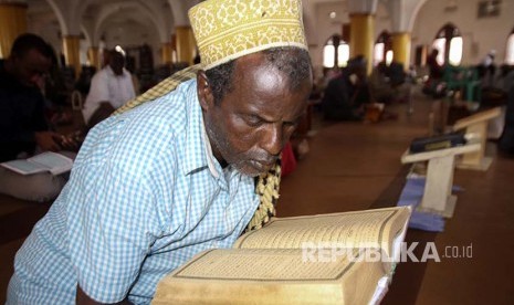 Muslim Somalia berkumpul di sebuah masjid di ibukota Somalia, Mogadishu, Kamis (17/5).