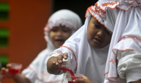 Muslim students enjoy their break time between school times. Bogor Muslim Family (KMB) and United Arab Emirates (UAE) will build educational facilities in Bogor, West Java. (illustration) 