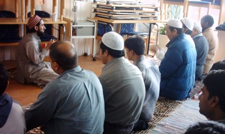 Muslim Swedia melaksanakan shalat berjamaah usai berbuka puasa bersama.