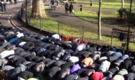 Muslim tengah shalat berjamaah di ruang publik, London, Inggris. (Illustrasi)