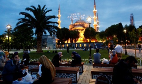 Muslim Turki berbuka puasa di Sultanahmet Square di Istanbul, Turki.