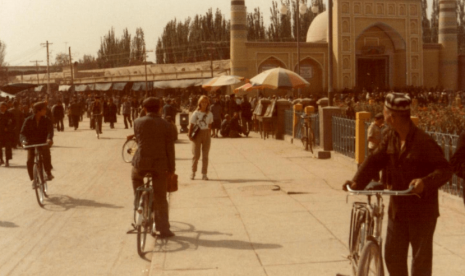 Muslim Uighur dan Masjid Id Kah, Kashgar, Xianjiang, Cina.