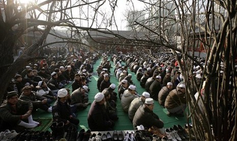 Muslim Uyghur di Xinjiang, Cina sedang menunaikan ibadah shalat.