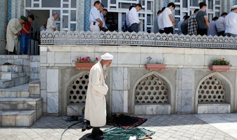 Muslim Uzbekistan tengah menjalankan shalat