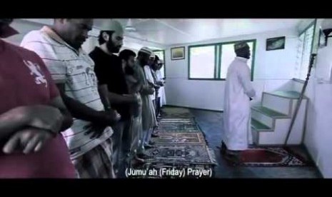 Muslim Vanuatu saat melaksanakan shalat Jumat di sebuah masjid di Desa Melle, Port Villa.