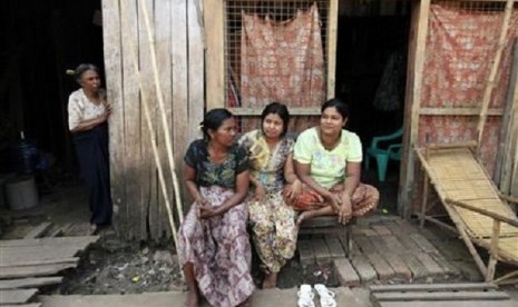 Muslim women sit in front of their home in Letpadan March 29, 2013. (illustration)