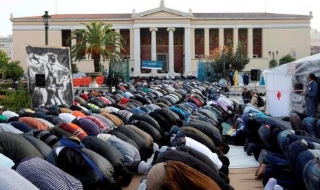  Muslim Yunani saat melaksanakan shalat jamaah di luar kampus Universitas Athena, Yunani.