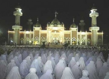 Muslim Pattani shalat berjamaah di Masjid Raya Pattani