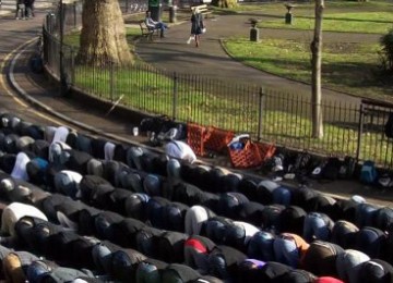 Muslim sholat di Jalan umum kota London (Ilustrasi)