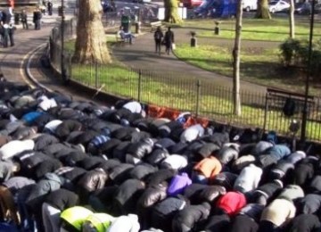 Muslim tengah shalat berjamaah di ruang publik, London, Inggris. (Illustrasi)